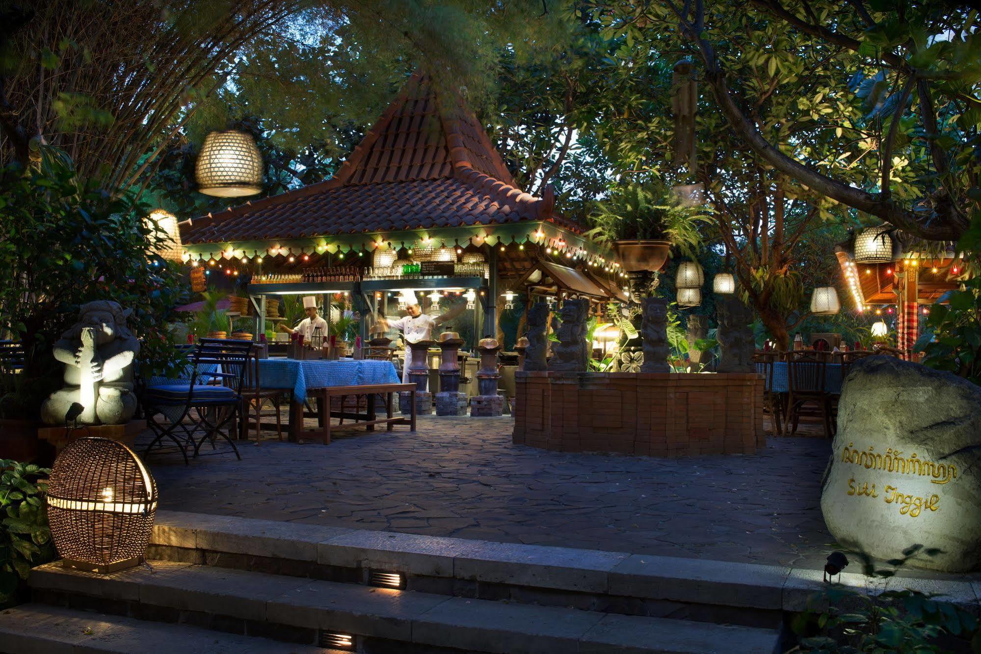Bumi Surabaya City Resort Exterior photo